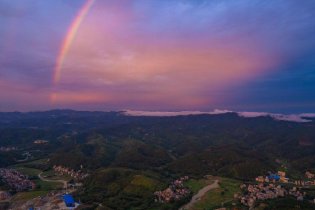 晚霞与彩虹相遇