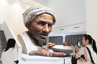 7米高《父亲》雕塑