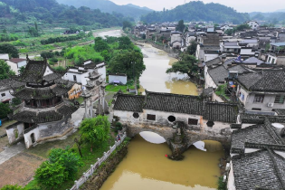 暴雨后的千年古村