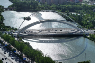 盛夏湖城入画来