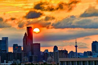 南京上空彩云涌动