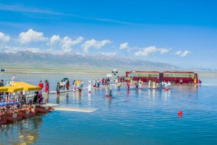 茶卡盐湖引客来访   