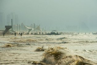 金沙滩海浪汹涌