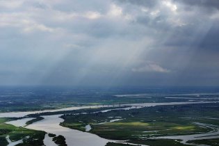 云隙漏光闪耀天空