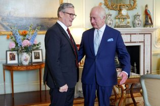 斯塔默任英国首相