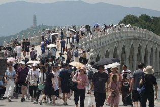 颐和园游人如织