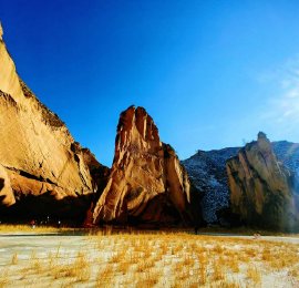 陕西榆林：靖边龙城大峡谷山峦叠嶂 冰瀑遥挂其间