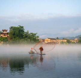  Jingxian County, Anhui Province: Peach Blossom Pond Scenic Spot is surrounded by morning fog