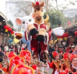 四川阆中古城腊八民俗巡游热闹非凡