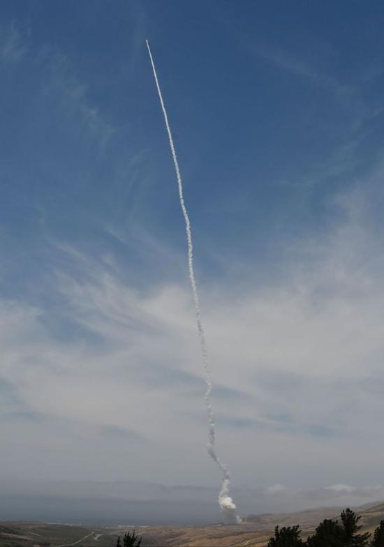 今年5月30日，一枚拦截导弹从美国加利福尼亚州范登堡空军基地发射升空，目标是一枚从太平洋马绍尔群岛夸贾林环礁试验场发射的模拟洲际弹道导弹。 （新华社 路透社）