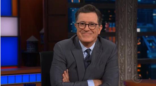 对准镜头的主持人的表情（图片：视频截图）