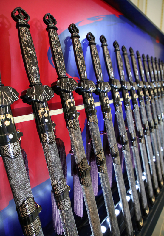 文在寅向韩国准将授予三精剑口罩上写汉字杀身成仁