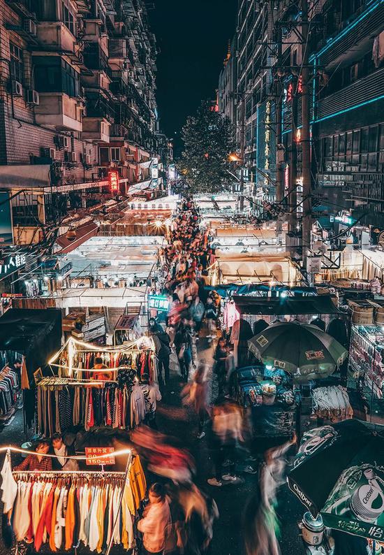 2018年10月底，热闹非凡的武汉保成路夜市。受访者供图