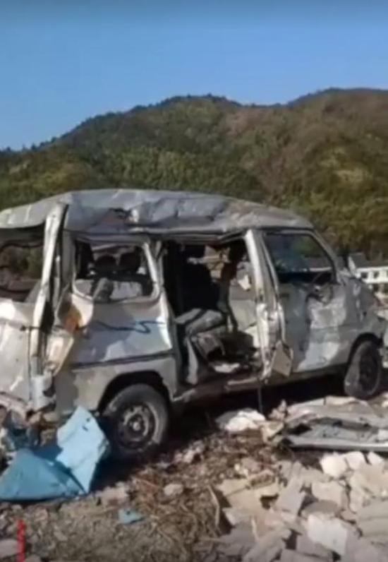 12月4日,事故发生后,事发地附近一辆面包车扭曲变形。 受访者提供视频截图