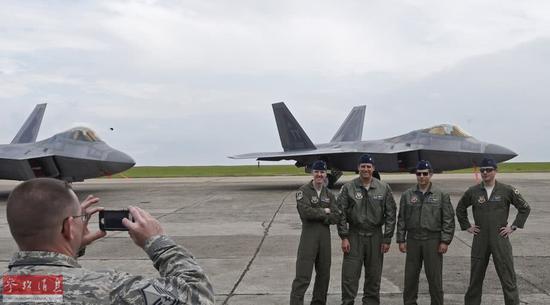 资料图：美军F-22飞行员们在罗马尼亚空军基地与座机合影。