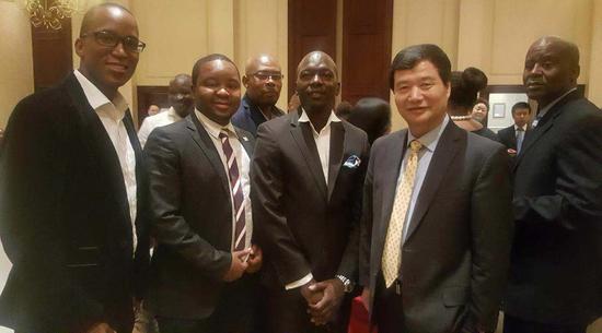 “小虎”(左二)在中国驻博茨瓦纳大使馆参加活动,与中国驻博茨瓦纳大使赵彦博(右二)合影留念。