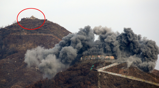 15日，韩军用TNT炸毁哨所，朝鲜军人远处观看。（韩国《中央日报》）
