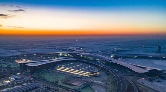北京大兴国际机场即将“展翅”，迎接首次校飞。摄影/新京报记者陶冉