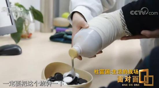 为什么要写“永远前进”?杜富国:因为我不向后