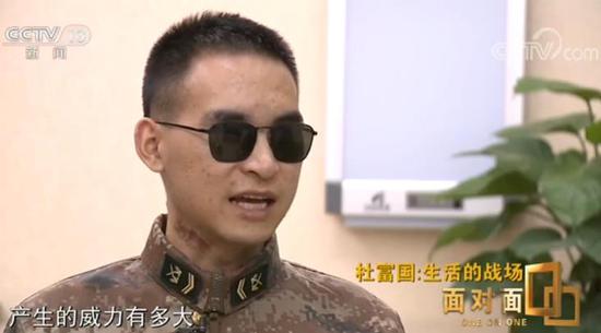 为什么要写“永远前进”?杜富国:因为我不向后