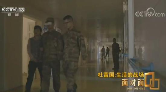为什么要写“永远前进”?杜富国:因为我不向后