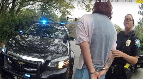 美国女司机超速 两名警察靠掷硬币决定是否抓人