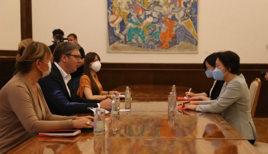 ▲9月11日，塞尔维亚总统武契奇会见陈波大使。（中国驻塞尔维亚大使馆）