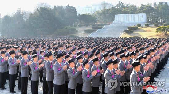 4月1日，朝鲜一家学校举行开学典礼。（朝中社）