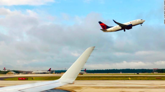 达美航空航班遇紧急医疗情况 返航后女孩不治身