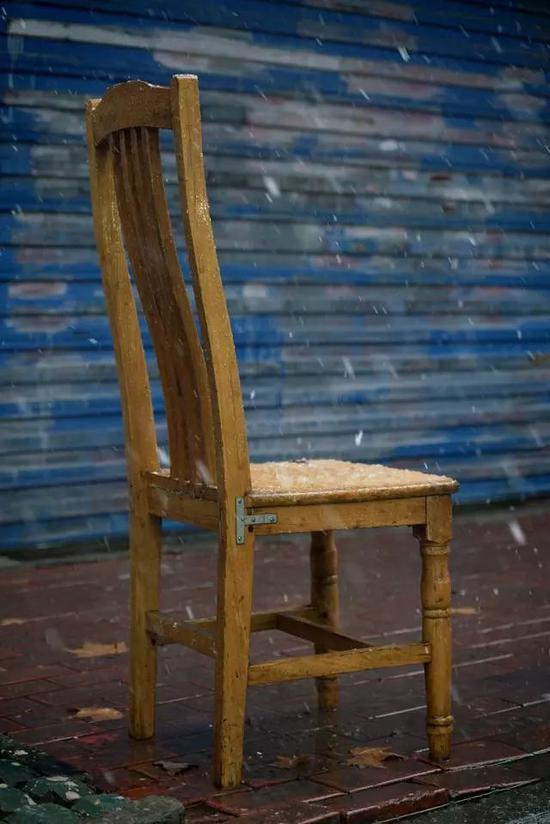 林红军留在小卖部门口的椅子