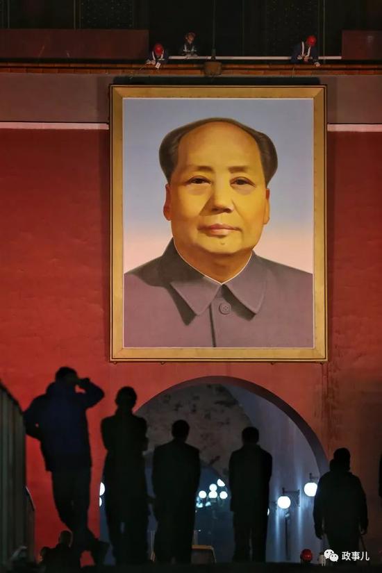 工作人员将取下悬挂了一年的毛主席旧画像。