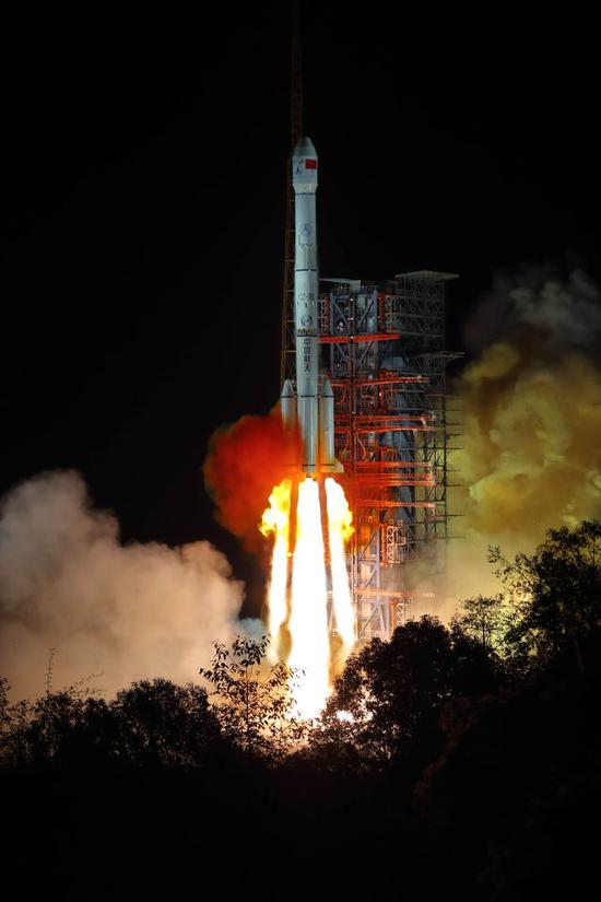 ↑12月8日2时23分，我国在西昌卫星发射中心用长征三号乙运载火箭成功发射嫦娥四号探测器，开启了月球探测的新旅程。新华社记者 江宏景 摄