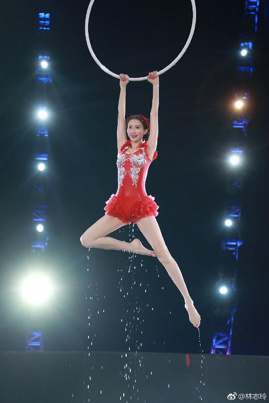 林志玲在节目中完成高空吊环。图片来自林志玲微博