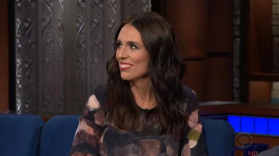 看向远方并保持笑容的新西兰总理（图片：视频截图）