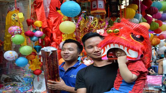 9月23日,越南河内民众庆中秋 新华社记者吴明进摄
