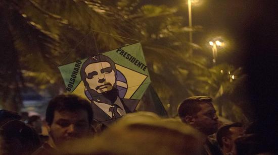 ▲10月28日，支持者在巴西里约热内卢庆祝博索纳罗在总统大选中胜出。新华社记者李明摄