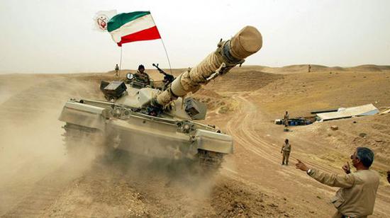 资料图片：军演中的伊朗陆军坦克。（图片来源于网络）