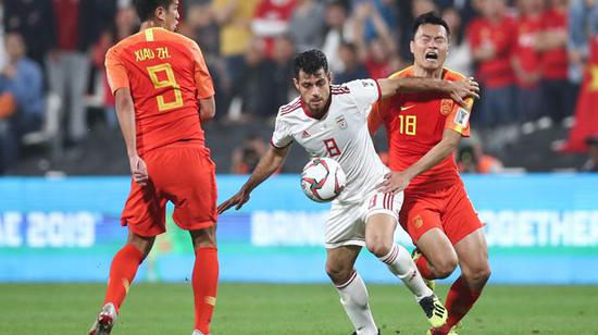 ▲国足在与伊朗队的身体招架中处于上风。图/Osports
