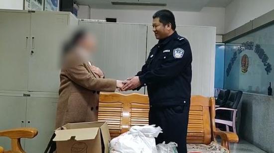 吴女士感谢民警刘先波的帮助。警方供图