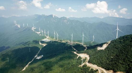 安徽省岳西县牛草山风力发电场(新华社)