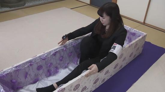 一位女士正在参加“入棺体验”（日本中京电视新闻）