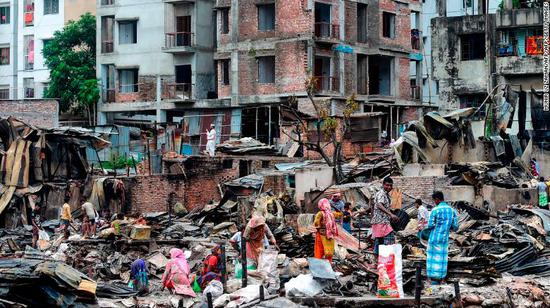 2000多个棚屋在火灾中被烧毁。图源：CNN