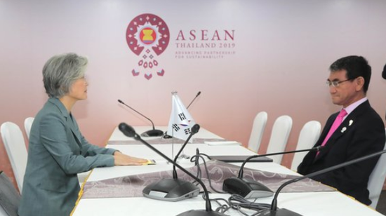 1日，韩日外长在泰国举行双边会谈。