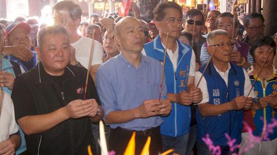 韩国瑜在彰化将参拜多间宫庙,第一站来到鹿港天后宫,向妈祖上香,哀乞国泰民安 台媒图