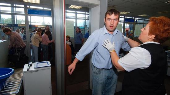 乘客正在谢列梅捷沃国际机场进行安检。（图源：今日俄罗斯）