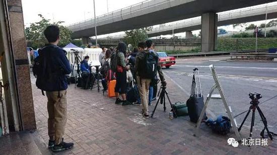 大批传媒记者一早在中联办外等候。图片来源：橙新闻