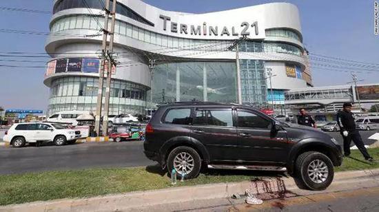 △Terminal21商场门口一辆有受害者身亡的车辆 图/AP
