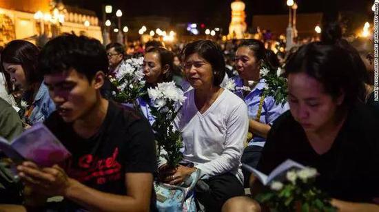 △9日，呵叻府民众在为受害者守夜 图/Getty Images
