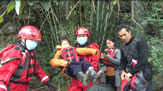 广西桂林河水暴涨4人扫墓被困 消防驾橡皮艇营救