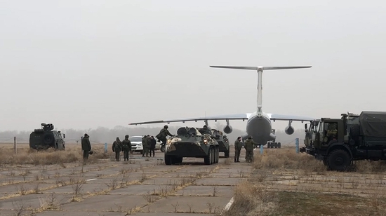 当地时间2022年1月8日，一架俄罗斯军用飞机搭载白俄罗斯集安组织维和人员降落在哈萨克斯坦的一个机场。